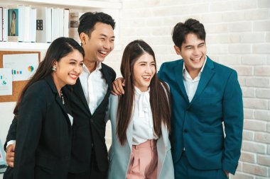 Takım çalışmasının başarısını, iş başarısını kutlayan çeşitli çalışanlar. Bir grup başarılı iş adamı ofiste takım olarak çalışıyor..