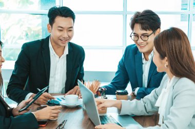 Takım çalışmasının başarısını kutlayan çeşitli çalışanlar ve toplantıda iş başarısı. Bir grup başarılı mutlu iş adamı ofiste takım olarak çalışıyorlar..