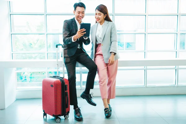 Business Couple Standing Together Baggage Checking Time Tablet Window Departure ストック写真