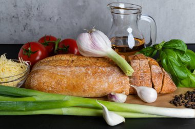 İtalyan domates bruschetta ile doğranmış fesleğen, sarımsak, otlar ve yağlı kızarmış ciabatta ekmeği.