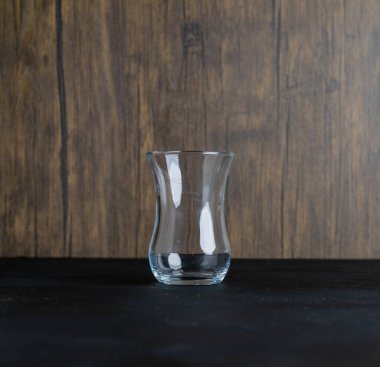 Koyu arkaplanda Karkade çayı için boş bir bardak.