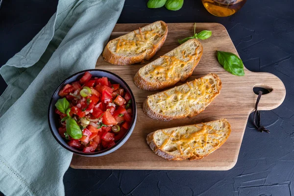 토마토 브루 체타를 위한 구운 치즈를 뿌린 튀긴 바삭 한 샤 바타 조각, 맨 위 사진 — 스톡 사진