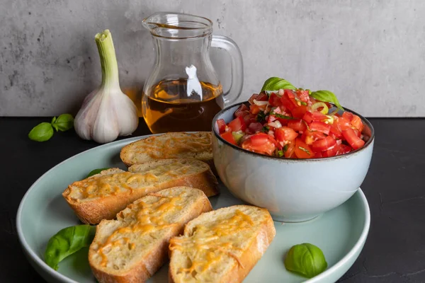 Potongan ciabatta renyah goreng ditaburi dengan keju parut untuk tomat bruschetta — Stok Foto