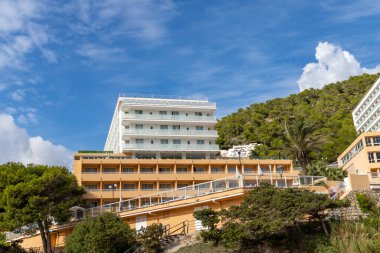 Cala Llonga, turkuaz suyu olan turistik bölge, İbiza adası, Balear Adaları.