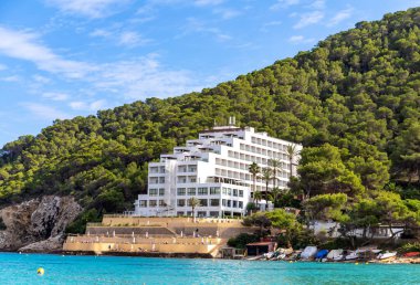 Cala Llonga, turkuaz suyu olan turistik bölge, İbiza adası, Balear Adaları.