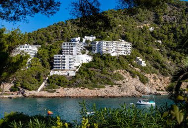Cala Llonga, turkuaz suyu olan turistik bölge, İbiza adası, Balear Adaları.