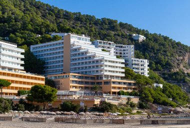 Cala Llonga, turkuaz suyu olan turistik bölge, İbiza adası, Balear Adaları.