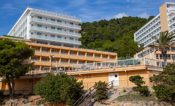 Cala Llonga, barrio turístico con aguas turquesas, isla de Ibiza, Islas Baleares. — Foto de Stock