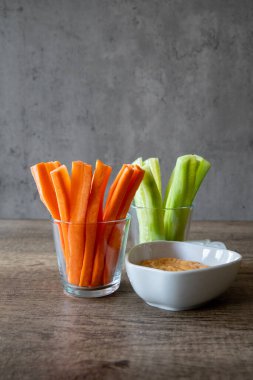 Taze salatalık ve havuç kavanozlarda izole edilmiş gri arka plan, kopyalama alanı, vegan, dikey foto