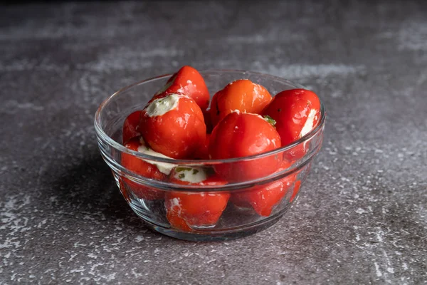 Delizioso Antipasto Italiano Peperoni Rossi Ripieni Crema Formaggio Erbe Aromatiche — Foto Stock