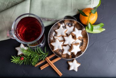 Karanlık arka planda baharatlı ve tarçınlı şarap, seçici odak, kopyalama alanı