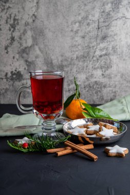 Karanlık arka planda baharatlı ve tarçınlı şarap, seçici odak, kopyalama alanı, dikey