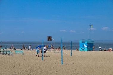 Berdsk, Rusya Federasyonu - 5 Temmuz 2021: İnsanlar Sibirya 'daki Berdsky Körfezi' nde sıcak havanın tadını çıkarıyorlar.