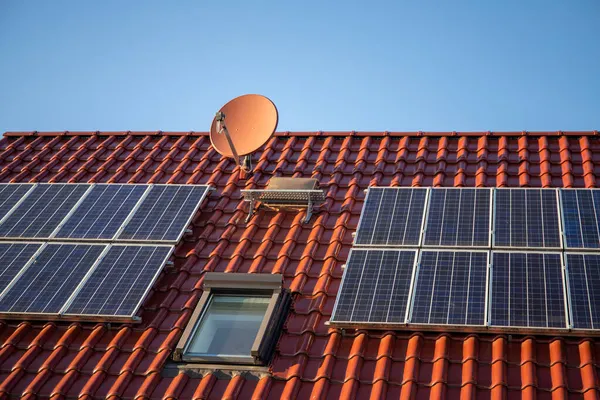 Kırmızı çatıdaki fotovoltaik sistem, 2005 'ten kalma eski versiyon, 2.4 kWP, güneş enerjisi konsepti, yenilenebilir enerji