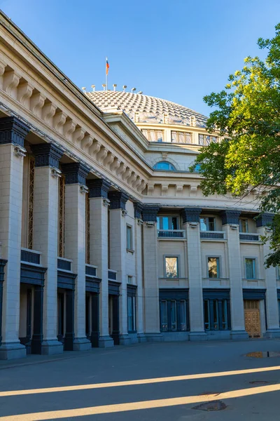 Novosibirsk, Rusya - 7 Temmuz 2021: Novosibirsk, Sibirya, Rusya Federasyonu 'nda opera ve bale tiyatrosu