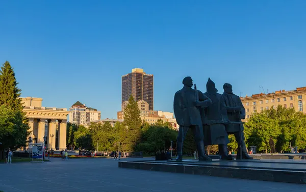 Novosibirsk, Rusya - 7 Temmuz 2021: Novosibirsk Rusya Federasyonu 'nun Lenin Meydanı ile Sibirya, Opera ve Bale Tiyatrosu' nun gayri resmi başkenti. Anıt 1970 yılında açıldı..