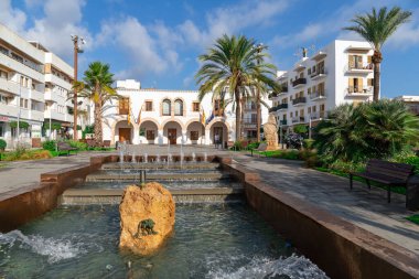 Santa Eularia des Riu, İbiza, İspanya - 16 Ekim 2021 Belediyenin önündeki Çeşme