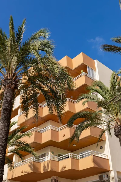 Santa Eularia des Riu, Ibiza, España - 16 de octubre de 2021 - Paseo marítimo con vistas exteriores de edificios, palmeras y cielo azul. — Foto de Stock