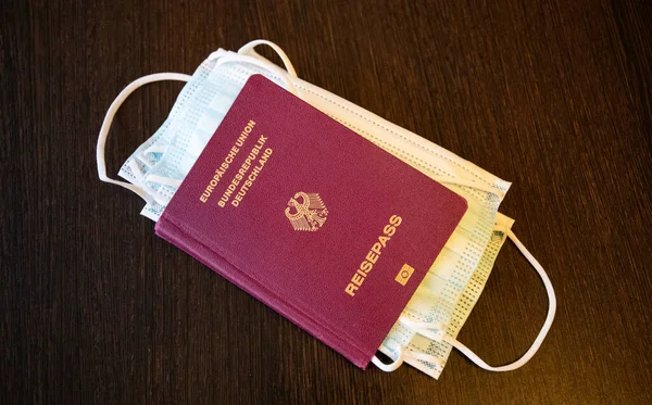 Німецький Паспорт Reisepass Медична Маска Особи Подорожі Під Час Пандемії — стокове фото