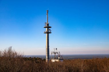Rauen, Brandenburg, Almanya - 21 Şubat 2021 Mavi gökyüzü arka planında iletişim direği, kopyalama uzayı