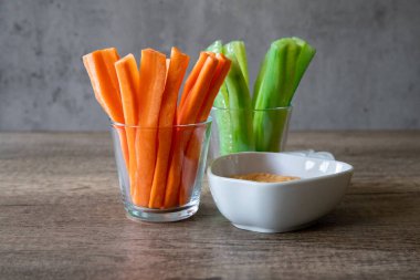 Taze salatalık ve havuç kavanozlarda izole edilmiş gri arka plan, kopyalama alanı, vejetaryen.