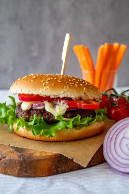 Biftek, domates, soğan, salatalık, salatalık ve havuç soslu nefis ızgara burger. Fotokopi alanı, fast food.