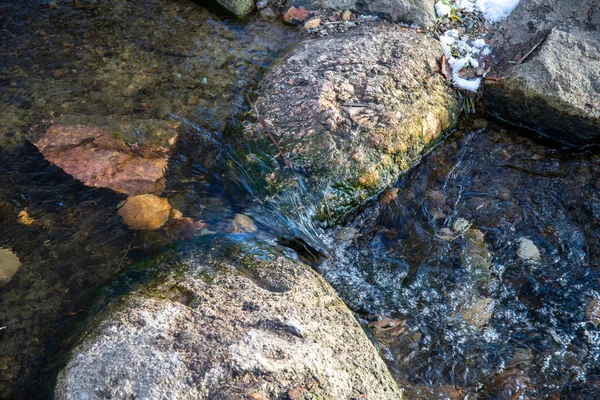 Холодна Каскадна Вода Тече Над Валунами — стокове фото