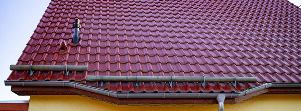 Dlaždicová Střecha Segmentem Nosné Konstrukce Držák Sníh Kulatý Dřevěný Kmen — Stock fotografie