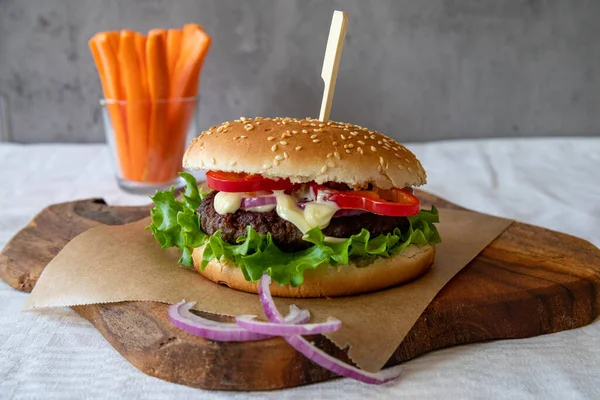 Biftek, domates, soğan, salatalık, salatalık ve havuç soslu nefis ızgara burger. Fotokopi alanı, fast food.