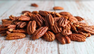 Tahta bir masada doğal ceviz çekirdeği yığını, sağlıklı yağ ve protein yiyeceği, vegan, ketojenik beslenme konsepti, bitki temelli diyet, kapat, uzayı kopyala