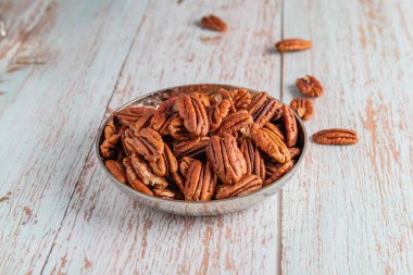 Tahta bir masada doğal cevizler, sağlıklı yağ ve protein yiyeceği, vegan, ketojenik beslenme konsepti, bitki temelli diyet, fotokopi alanı, yakın çekim