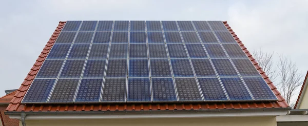 Photovoltaik-Solarmodule auf einem Ziegeldach in Deutschland. — Stockfoto