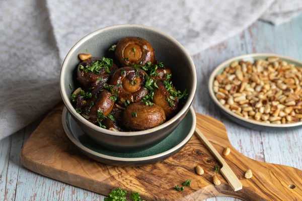 Plate of fried mushrooms with dill, garlic, pine nuts and parsley. — Fotografia de Stock