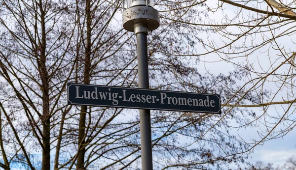 Bad Saarow, Γερμανία, πινακίδα του Ludwig-Lesser-Promenade που τρέχει κατά μήκος του Scharmutzelsee. — Φωτογραφία Αρχείου