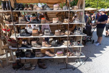 İbiza, İspanya - 16 Ekim 2021, İbiza 'daki Las Dalias hippi pazarından alışveriş yapan kalabalık, kıyafetlerle dolu raflar, bakkallar, malzeme ve aksesuarlar, seçici odaklı