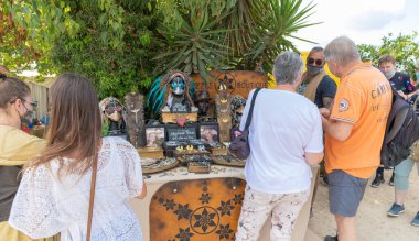 İbiza, İspanya - 16 Ekim 2021, İbiza 'daki Las Dalias hippi pazarından alışveriş yapan kalabalık, kıyafetlerle dolu raflar, bakkallar, malzeme ve aksesuarlar, seçici odaklı