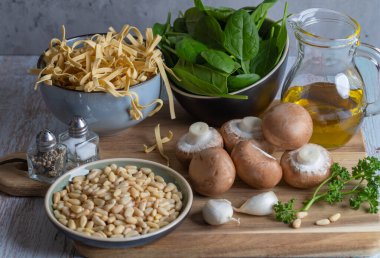 Rustik Mantar Ispanak Makarnası 'nın malzemeleri. Mantar, ıspanak, sarımsak, karanfil, çam fıstığı, baharat, zeytinyağı ve maydanoz.