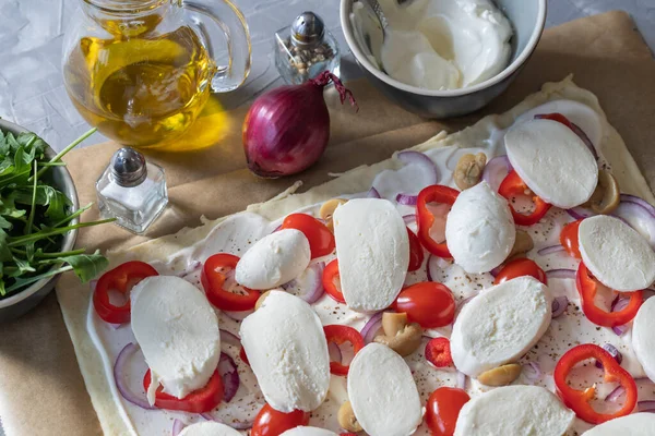 Ingredientes Cobertura Uma Tarte Flambee Arugula Apetitosa Tomates Cebolas Cogumelos — Fotografia de Stock