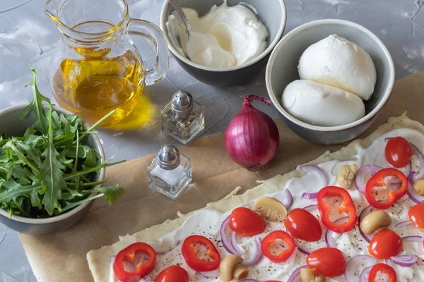 Ingredienti Guarnizione Flambee Tarte Rucola Appetitosa Pomodori Cipolle Funghi Peperoni — Foto Stock