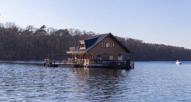 Berlin, Almanya - 13 Mart 2022, Suda Spree Arche restoranı olan Mueggelsee.