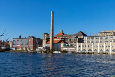 Berlin, Almanya - 13 Mart 2022, eski bira fabrikası Berliner Buergerbraeu Friedrichshagen. Bölge sadece dışarıdan ziyaret edilebilir..