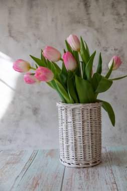 Pembe laleli söğüt ağacından bir vazo