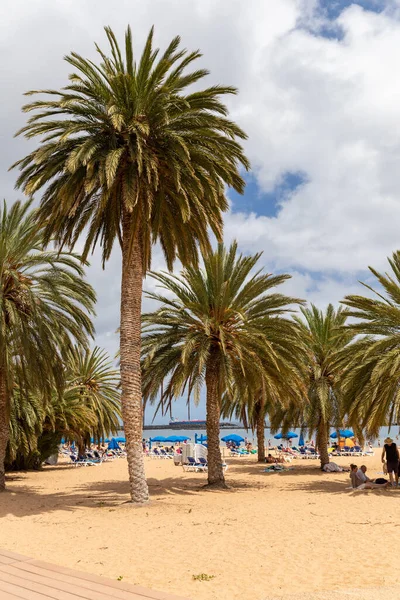 Playa de las Teresitas, Tenerife, İspanya - 11 Nisan 2022, Sahra kumlu sahil