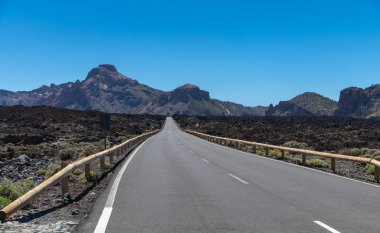Uzakta yol, Tenerife 'deki dağlara ve volkanlara gezi