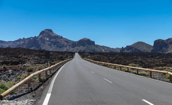 Uzakta yol, Tenerife 'deki dağlara ve volkanlara gezi