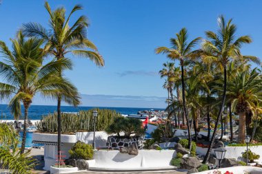 PUERTO DE LA CRUZ, TENERIFE - 9 Nisan 2022: Turistler Tenerife 'deki Puerto de la Cruz' daki Lago Martianez halk tuzlu su havuzlarında güneşin tadını çıkarıyorlar - İspanyol Kanarya Adaları 'nın en büyüğü.