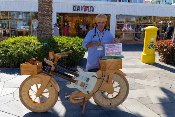 Puerto Cruz Tenerife 2022年4月9日 一个人在人行道上展示了世界上第一个吉他轮子 就像他的标志上说的那样 — 图库照片