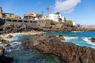 Puerto de la Cruz, Tenerife, İspanya - 9 Nisan 2022, Porto de la Cruz 'da tropikal Kanarya bitki örtüsüyle gezinti güvertesi, Tenerife, Kanarya Adaları