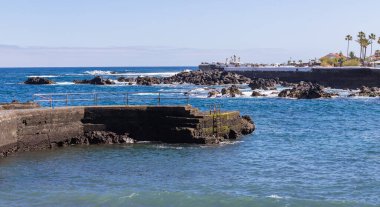 Puerto de la Cruz, Tenerife, İspanya - 9 Nisan 2022, Porto de la Cruz 'da tropikal Kanarya bitki örtüsüyle gezinti güvertesi, Tenerife, Kanarya Adaları