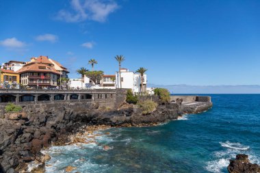 Puerto de la Cruz, Tenerife, İspanya - 9 Nisan 2022, Porto de la Cruz 'da tropikal Kanarya bitki örtüsüyle gezinti güvertesi, Tenerife, Kanarya Adaları